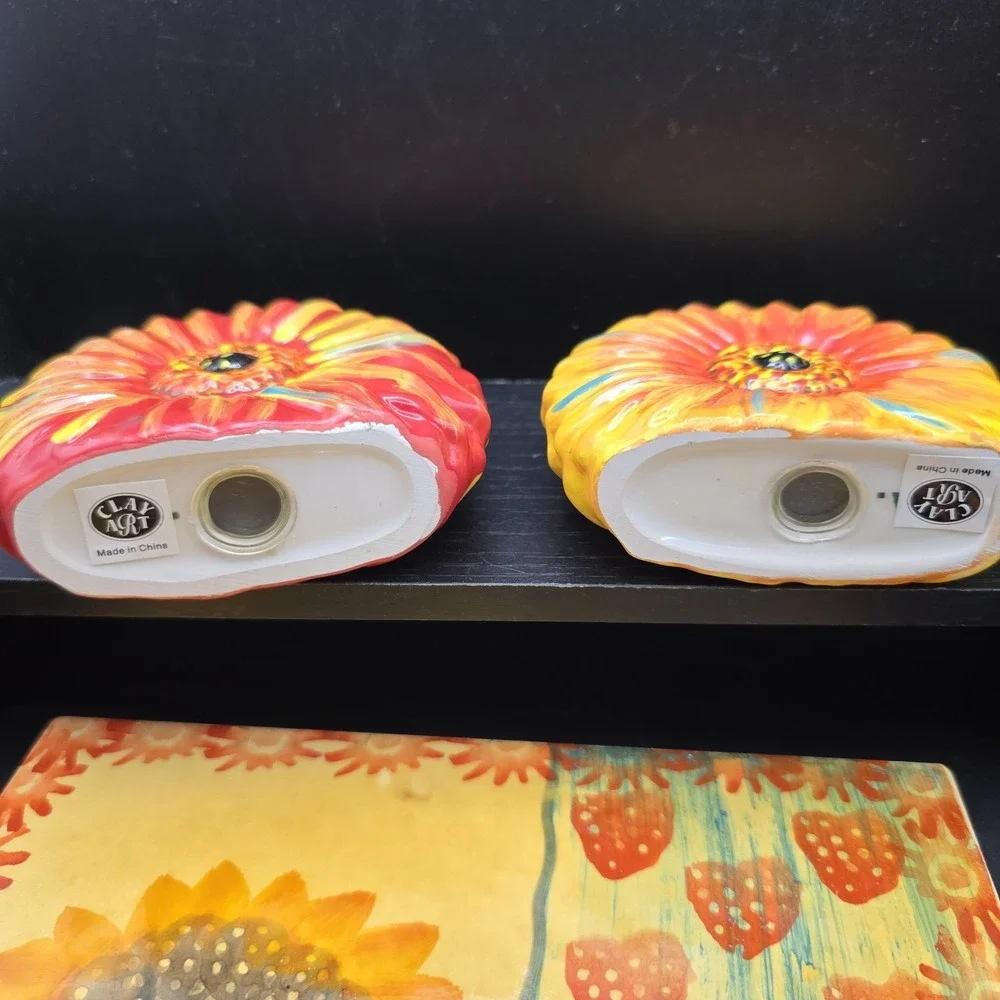 Clay Art Sunflower Salt And Pepper  Shakers And Trivet‎